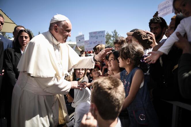 Le pape François lors de sa précédente visite à Lesbos, le 16 avril 2016 dans le camp de Moria.