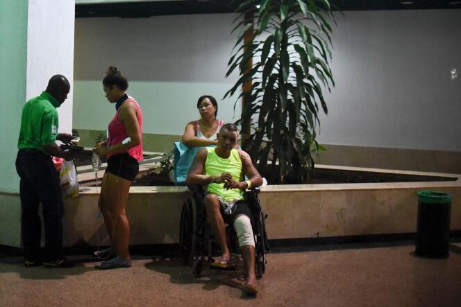 Des patients et leurs familles attendent à l'extérieur de la clinique de Cali, en Colombie, après avoir été évacués après un puissant séisme, le 16 avril 2016.