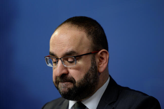 Le ministre du logement suédois, Mehmet Kaplan (Vert), lors d'une conférence, à Stockholm, le 18 avril.