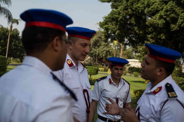 Des officiers de police, dans le palais de Qubbah, au Caire, dimanche 17 avril.