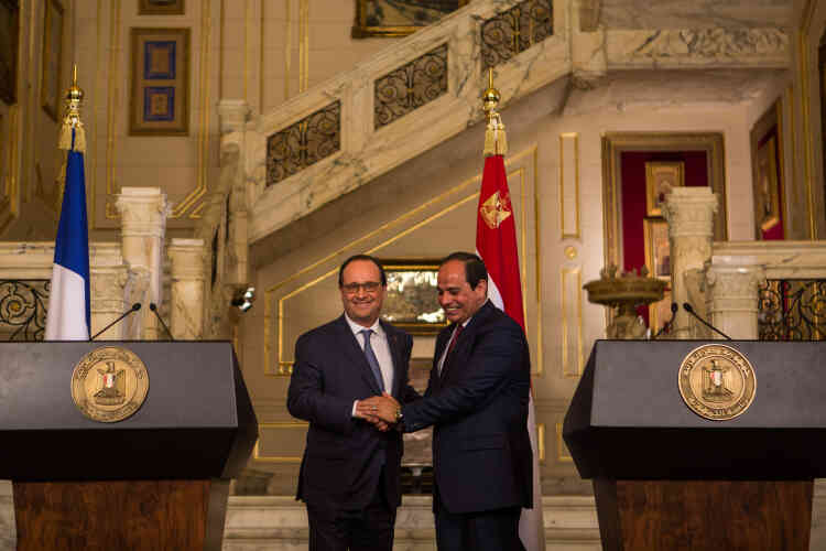 Poignée de main entre François Hollande et son homologue égyptien, Fattah Albel Al-Sissi, dans le palais de Qubbah, au Caire, lors de la conférence de presse.