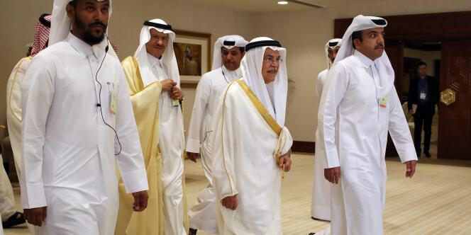 Le ministre saoudien du pétrole, Ali Al-Naïmi (premier plan, au centre) au sommet de Doha, le 17 avril.
