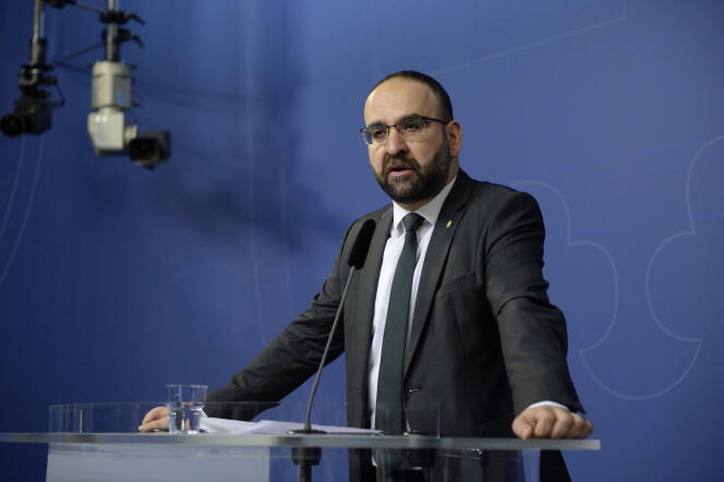 L'ancien ministre du logement Mehmet Kaplan, lors d'une conférence de presse pour confirmer sa démission, le 18 avril 2016 à Stockholm.