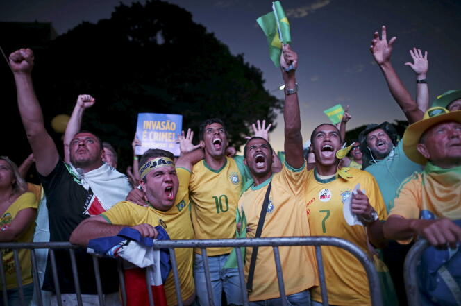 Des brésiliens favorables à la destitution de Dilma Rousseff  à Brasilia, le 17 avril 2016.