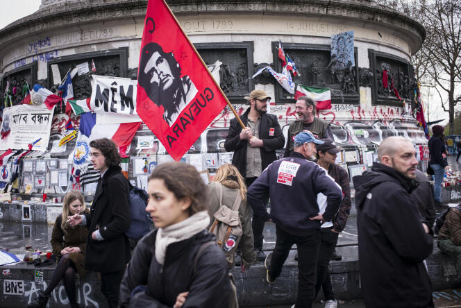 Depuis le 31 mars, la place de la république est occupée par un mouvement citoyen et indépendant Nuit Debout.