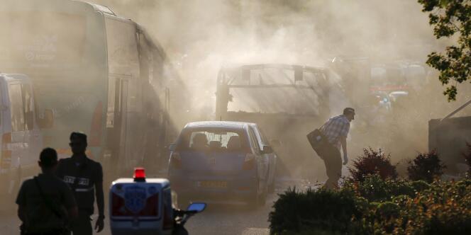 Les services de secours mobilisés à la suite de l’explosion d’un autobus à Jérusalem, le 18 avril.