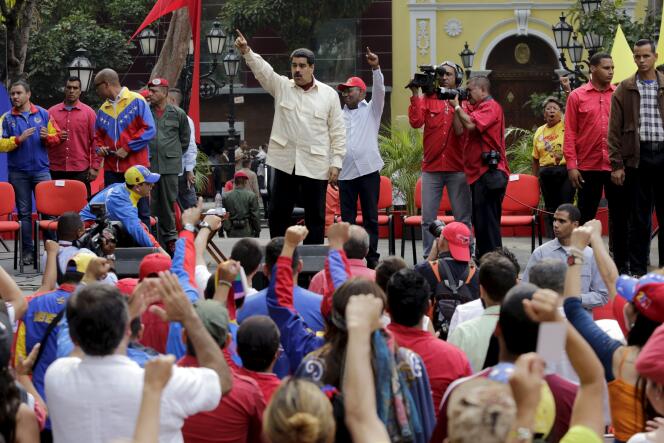Le président du Venezuela, Nicolas Maduro, salue ses partisans lors de son arrivée à un rassemblement destiné à célébrer l'anniversaire de la déclaration d'indépendance, à Caracas, mardi 19 avril.