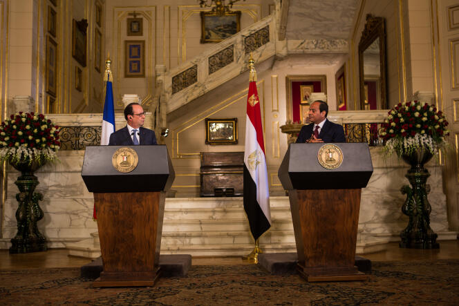 Pendant la conférence de presse du président François Hollande et de son homologue égyptien, Abel Fattah Al-Sissi, dans le palais Qubbah, au Caire, le 18 avril.