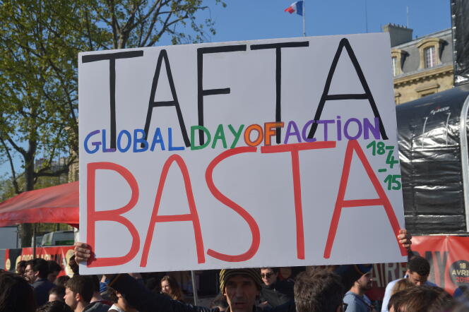 Manifestation contre le traité de libre-échange transatlantique, à Paris, lundi 18  avril.