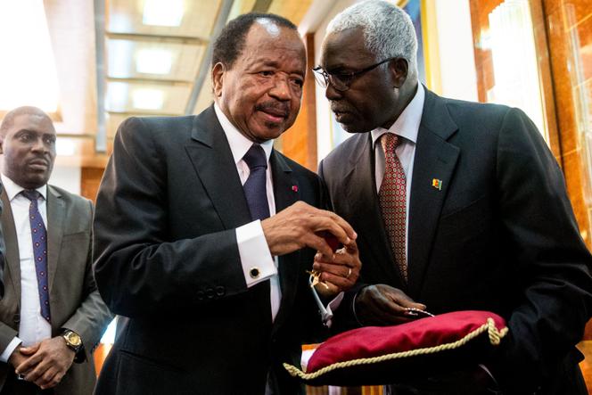 Le président du Cameroun, Paul Biya, ici à Yaoundé en avril 2016 avec deux de ses collaborateurs.