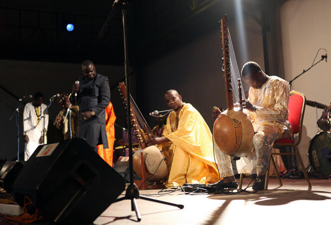 Toumani et Sidiki Diabaté en concert durant le Bamako Acoustik Festival à Bamako (Mali), le 27 janvier 2016.