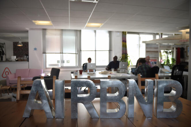 Dans les bureaux parisiens d'Airbnb, en 2015.
