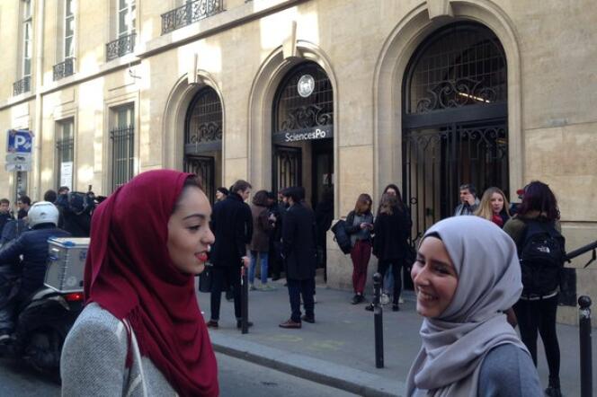 A droite, une étudiante de Sciences Po qui porte le voile tous les jours. A gauche, une autre qui en a revêtu un en solidarité, lors du Hijab Day, le 20 avril.