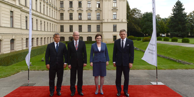 De gauche à droite: Viktor Orban, premier ministre hongrois, Bohuslav Sobotka, premier ministre de la République tchèque, Ewa Kopacz, ex-premier ministre de Pologne et  Robert Fico, premier ministre slovaque. En 2015, à Prague.