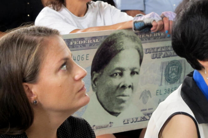 Le 31 août, une femme porte une pancarte pour montrer son soutien à l’apparition de Harriet Tubman sur les billets américains.