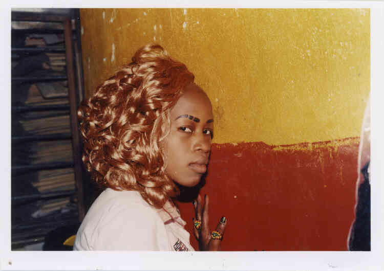 Emilie Regnier, «Abidjan, Ivory Coast, Portrait of Abiba Yalupé », « Hair », 2014.
Les photographies de coiffes  réalisées dans les années 1970 par le Nigérian J.D. 'Okhai Ojeikere ont ­inspiré cette  artiste d’­origine canadienne 
et haïtienne. Elle  livre des portraits de coquettes ­rencontrées dans les salons de beauté de Bamako ou d’­Abidjan, influencées par les stars de la pop américaine.