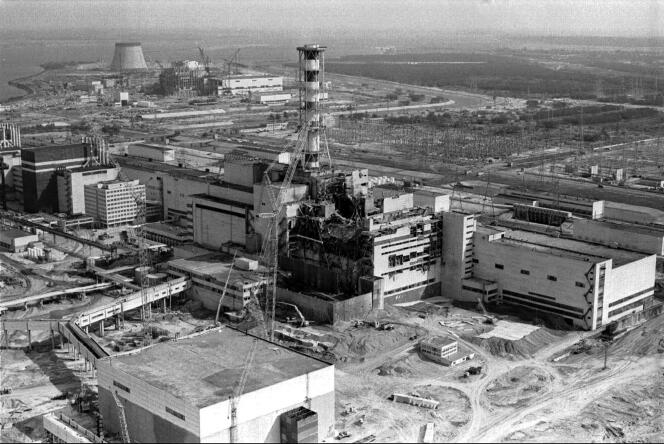 Vue aérienne de la centrale nucléaire de Tchernobyl, en Ukraine, 1986.