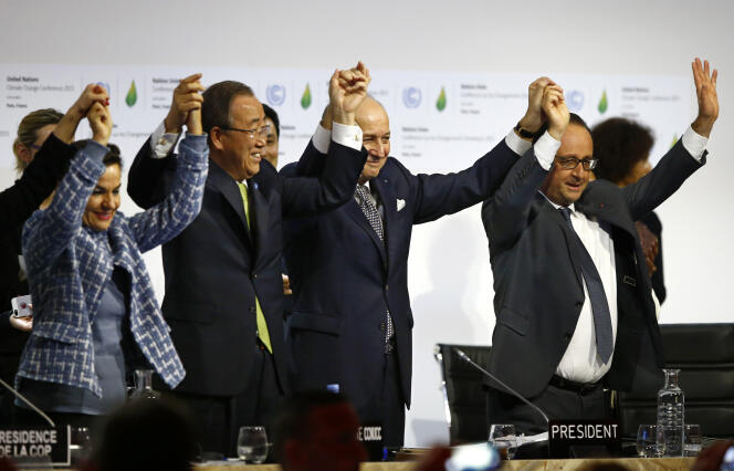 Le président François Hollande, le président de la COP 21 et ministre des affaires étrangères Laurent Fabius, et le secrétaire général de l'ONU Ban Ki moon, le 12 décembre lors de la clôture de la COP 21 à Paris.