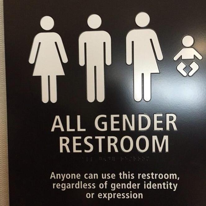 Panneau de toilettes ouvertes à « tous les genres ».