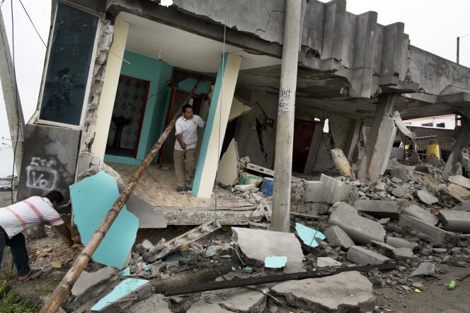 Plus de 7 000 bâtiments ont été détruits et plus de 26 000 personnes vivent dans des abris depuis le séisme dévastateur de samedi.