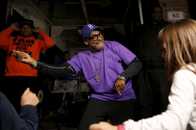 Le réalisateur Spike Lee danse en pleine rue de Brooklyn lors d'une soirée organisée en hommage à Prince, le 21 avril au soir.