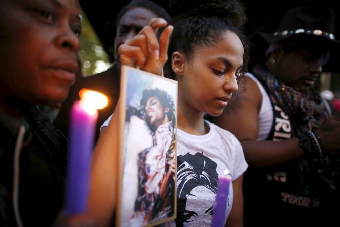 Des fans rendent hommage à Prince, à Los Angeles.