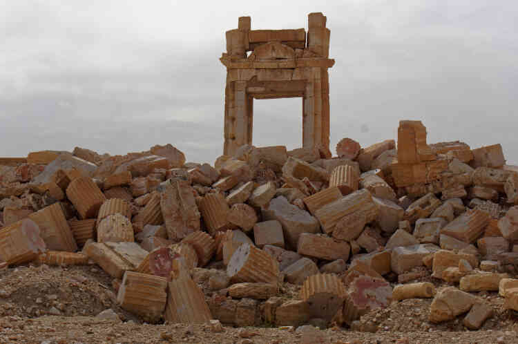Les 4 000 photos qu'Yves Ubelmann a rapportées de Palmyre le 14 avril, sont travaillées en photogrammétrie afin de produire un modèle 3D des blocs écroulés. Cette technique permet de bouger virtuellement les pierres pour élaborer des hypothèses de restauration.