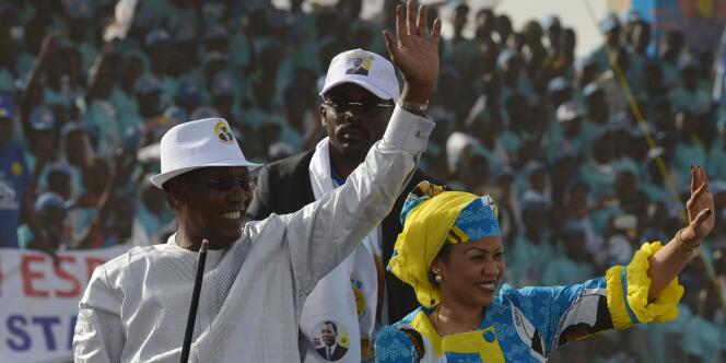 Idriss Déby et son épouse lors d'un meeting de campagne à N'Djamena, le 8 avril.