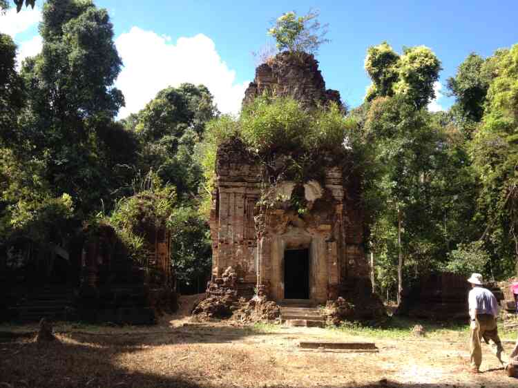 Au Cambodge, à 60 km d’Angkor, le plan rectiligne d’une première capitale de l’empire khmer datant du IXe siècle a été révélé par le rayon laser du radar héliporté Lidar, sous l’épaisseur de la végétation. Cette capitale enfin localisée, au sommet du Phnom Kulen, dans la jungle touffue qui enserre ce petit temple dédié à Vishnu, divinité du panthéon hindou que vénéraient les anciens khmers. Ce plan n’est pas publié pour ne pas faciliter les pillages.