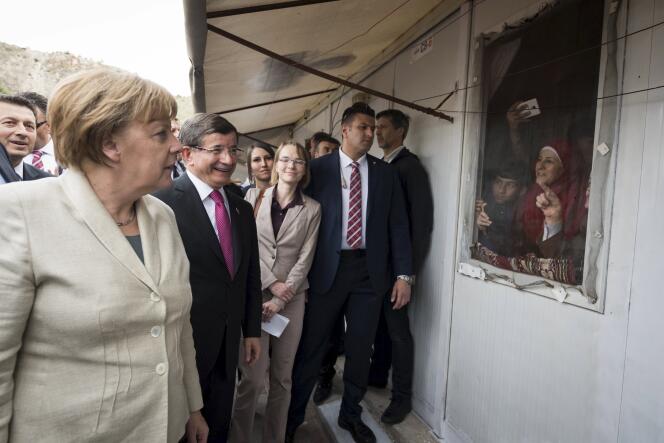 Angela Merkel et Ahmet Davutoglu avec des réfugiés syriens à Nizip, en Turquie, le 23 avril 2016.