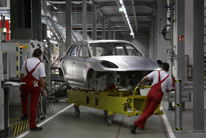 Des travailleurs dans l'usine de production de la Porsche Macan à Leipzig en février 2014. Ce modèle est concerné par des rappels « pour problèmes de gaz d’échappement ».