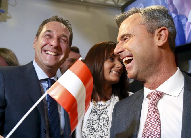 Le candidat à la présidentielle Norbert Hofer (à droite) et le chef du FPÖ, Heinz-Christian Strache, le 24 avril 2016 à Vienne.
