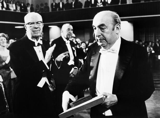 Le poète Pablo Neruda reçoit le prix Nobel de littérature, à Stockholm, en Suède, le 12 octobre 1971. 