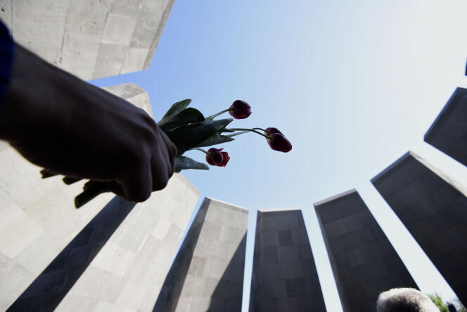 Au mémorial du génocide arménien, à Erevan (Arménie), le 24 avril, à l'occasion d'une cérémonie du 101e anniversaire du massacre.
