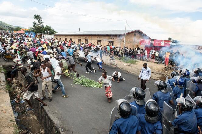 Des forces armées répriment une manifestation, le 13 mai 2015, à Bujumbura contre un troisième mandat du président burundais Pierre Nkurunziza