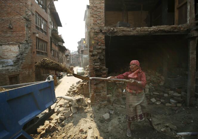 A Bhaktapur, des tentes grises ont remplacé les maisons en brique qui faisaient la fierté de cette ville à l’est de Katmandou.