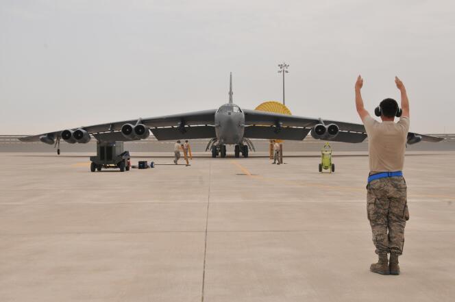 Un avion B-52 américain engagé dans des bombardements contre l'EI en Syrie et en Irak, sur une base aérienne au Qatar le 9 avril 2016.