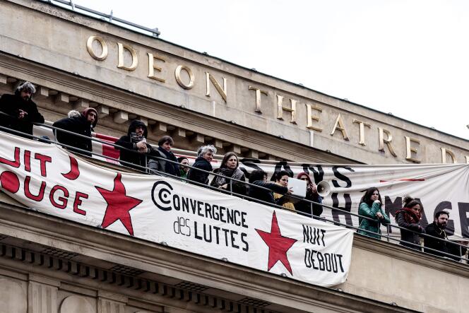 Des intermittents du spectacle occupent le Théâtre de l'Odéon à Paris, le 25 avril 2016.