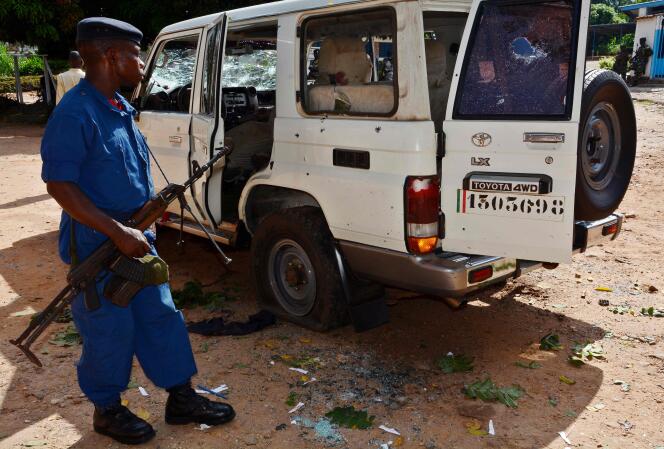 Un policier burundais à proximité du véhicule dans lequel le général Athanase Kararuza a été tué le 25 avril 2016 à Bujumbura.
