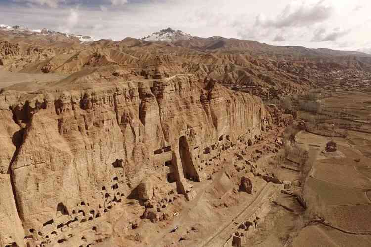 Pour Pascal Convert : « La falaise de Bamiyan est un lieu qui nous permet de mesurer comment la paix, la douceur, le syncrétisme religieux peuvent être détruits par l’intolérance, le fanatisme. Reste alors une douleur, une blessure et les grottes ouvrent à vif devant nous. »