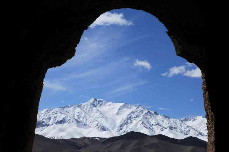 De Bamiyan, la vue porte sur les chaînes de l’Himalaya, aux confins de l’Afghanistan et du Pakistan, couvertes de neige en mars. Les moines qui s’étaient établis là pouvaient jouir d’un paysage sans doute propice à la contemplation. Ce panorama exceptionnel, c’est aujourd'hui ce qui reste intact. Mais ces montagnes sont aussi celles qui servent de refuges aux talibans.