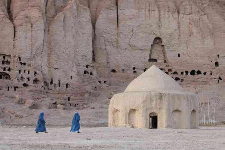 Site archéologique complexe et d’une immense richesse, Bamiyan ne se réduit pas à ses deux bouddhas géants taillés dans le grès. C’était aussi une ville, construite au pied de la falaise, avec ses bâtiments, ses stupas, ses mausolées. Avant les talibans, le temps et le climat ont largement détruit ces architectures, mais quelques-unes ont, miraculeusement, survécu.