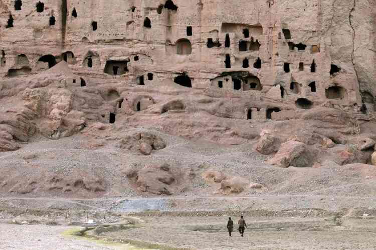 Si les deux bouddhas géants sont bien connus, on s’est moins inquiété des centaines de grottes creusées dans la falaise et dans lesquelles moines et ermites ont vécu. Il y en a près de 750, dont certaines étaient ornées de peintures.