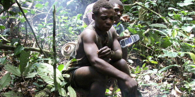 Deux Baka utilisent un GPS pour positionner sur une carte leurs zones de chasse et leurs lieux sacrés dans les forêts du nord de la République du Congo.