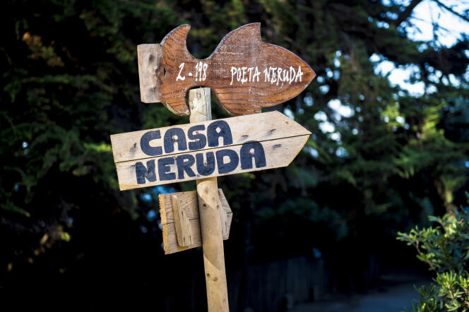 Un cartel marca la ubicación de la casa donde vivió el poeta chileno Pablo Neruda, en Isla Negra, a unos 120 kilómetros al oeste de Santiago, el 26 de abril de 2016.