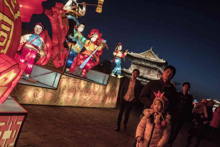 Des visiteurs, lors d'un festival des lanternes, événement touristique destiné à accroître le nombre de visiteurs à Datong.