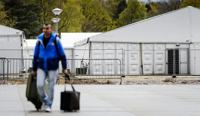 Un réfugié en transfert vers un nouveau centre d'accueil aux Pays-Bas, le 26 avril.