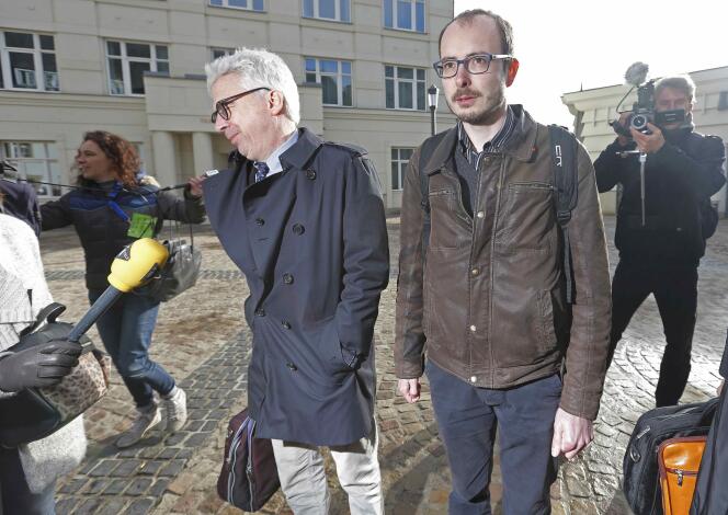 Le lanceur d'alerte Antoine Deltour arrive au tribunal de Luxembourg avec ses avocats, mardi 26 avril.