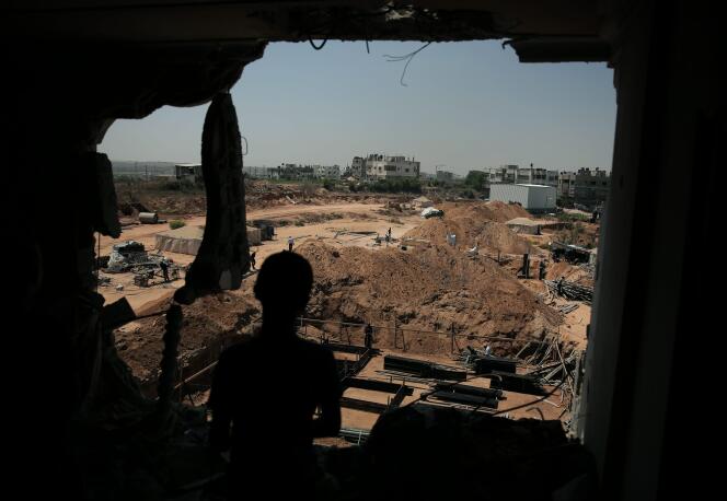 Un jeune palestiniens regarde la reconstruction de  sa maison familiale à Shijaiyah  près de Gaza le 23 juillet 2015 .
