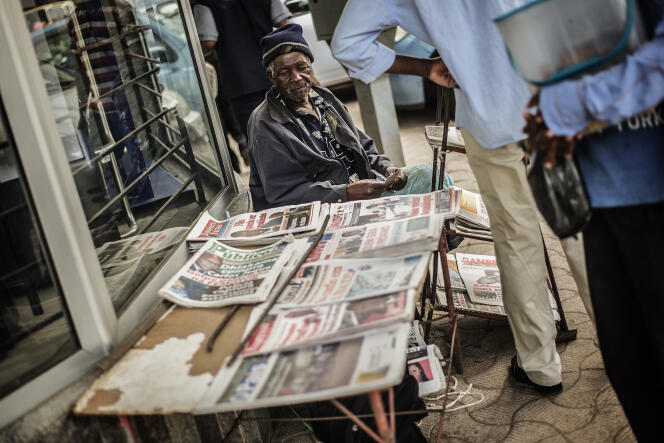 Un vendeur de journaux à Maputo où le scandale de la dette cachée suscite l'indignation.